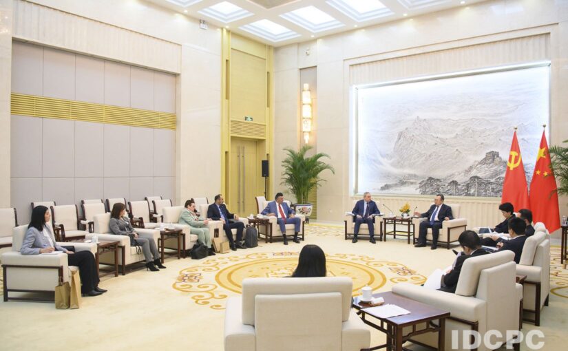 Senior AKEL delegation visits China