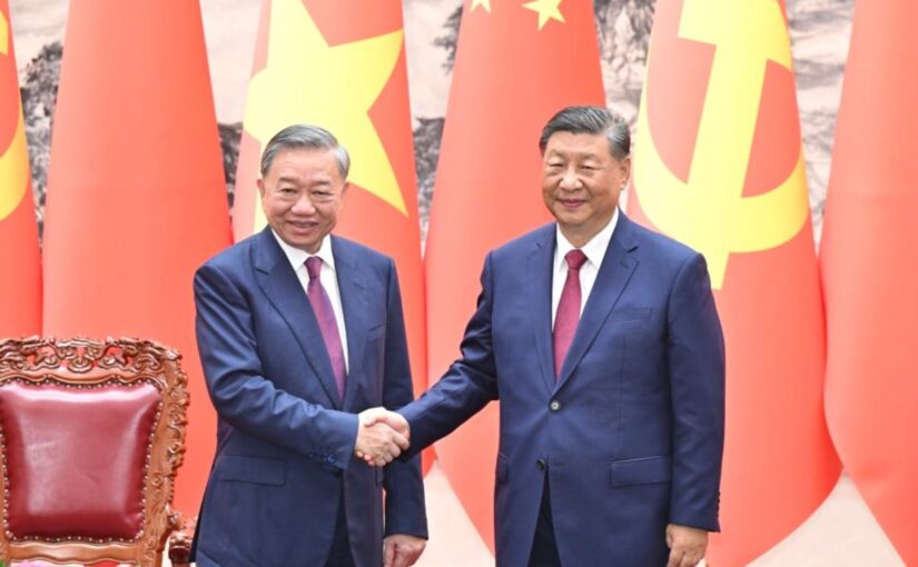 Top leaders of Vietnam, China hold talks in Beijing