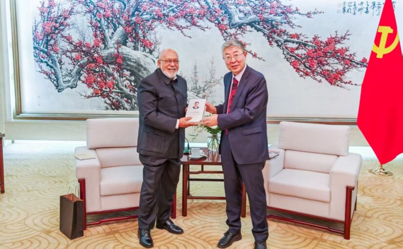 Ma Hui meets friends from Guyana and Mexico