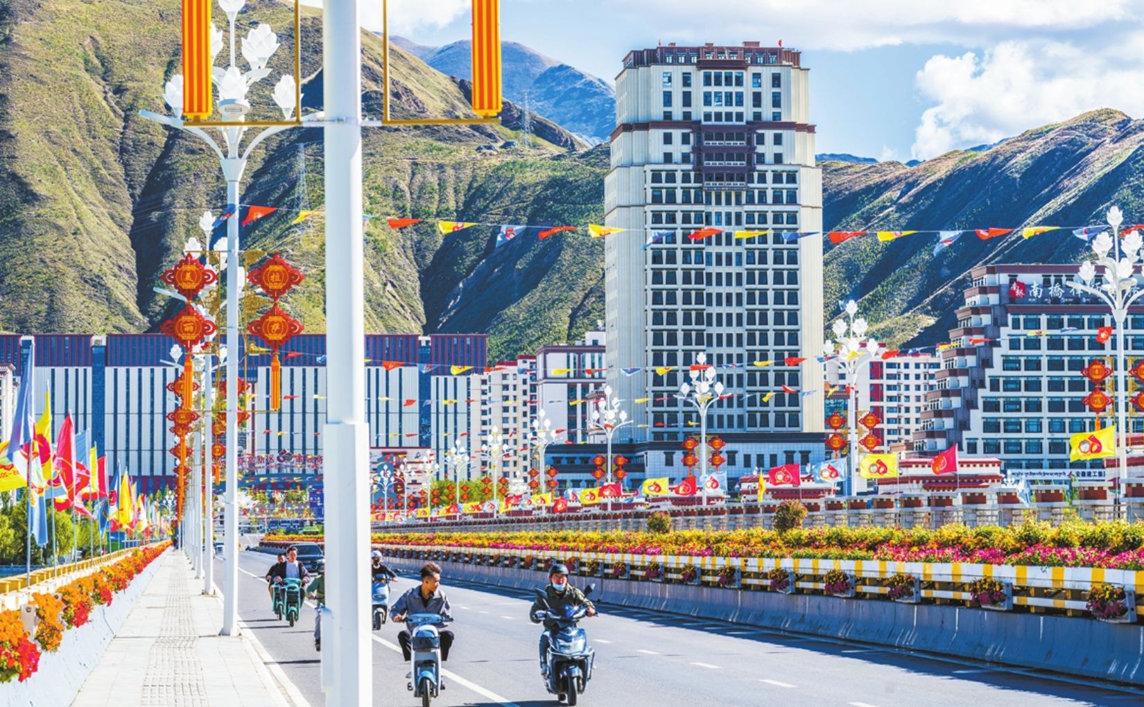 Former British MP extols Xizang’s development