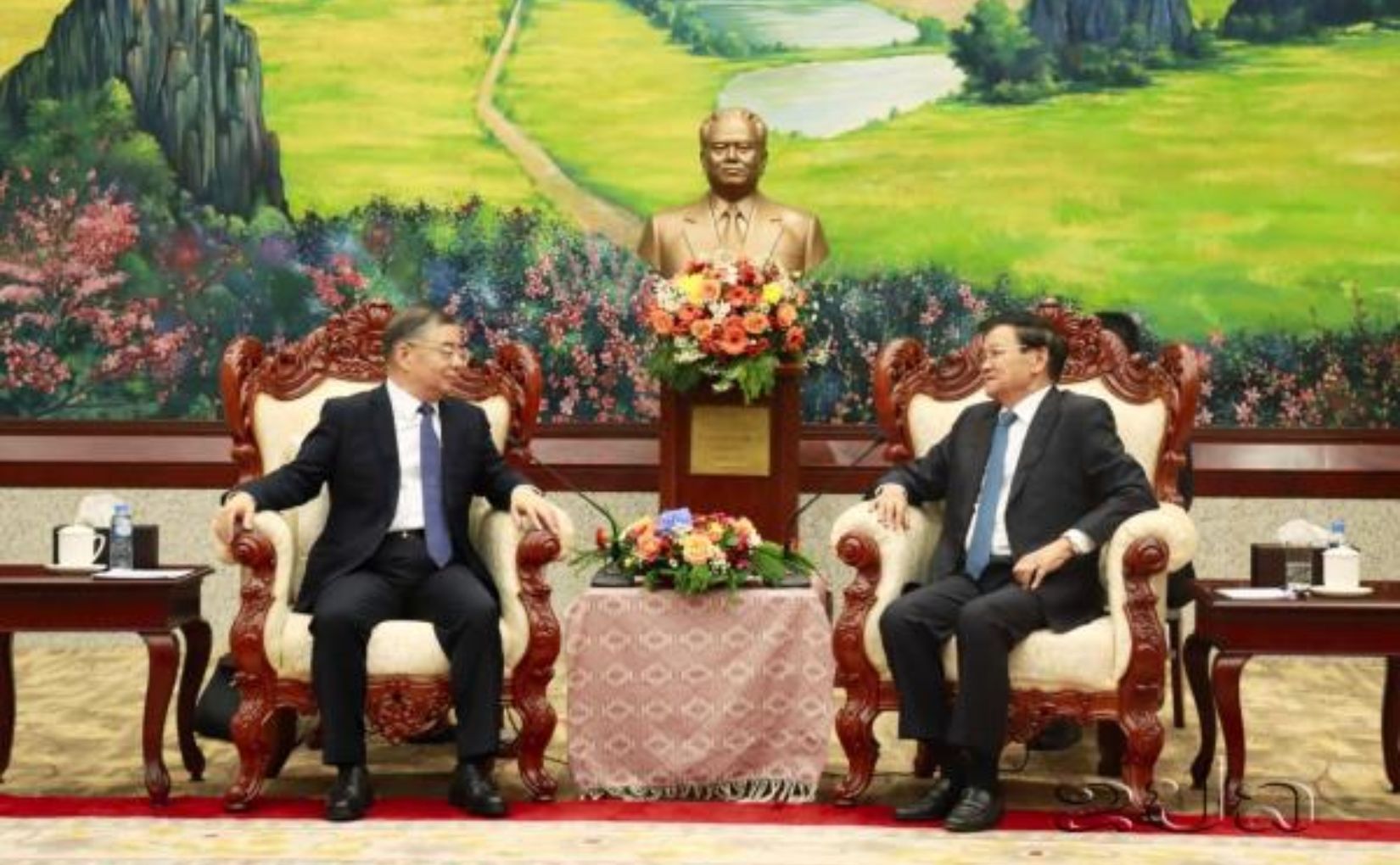 Lao and Chinese communists discuss theory