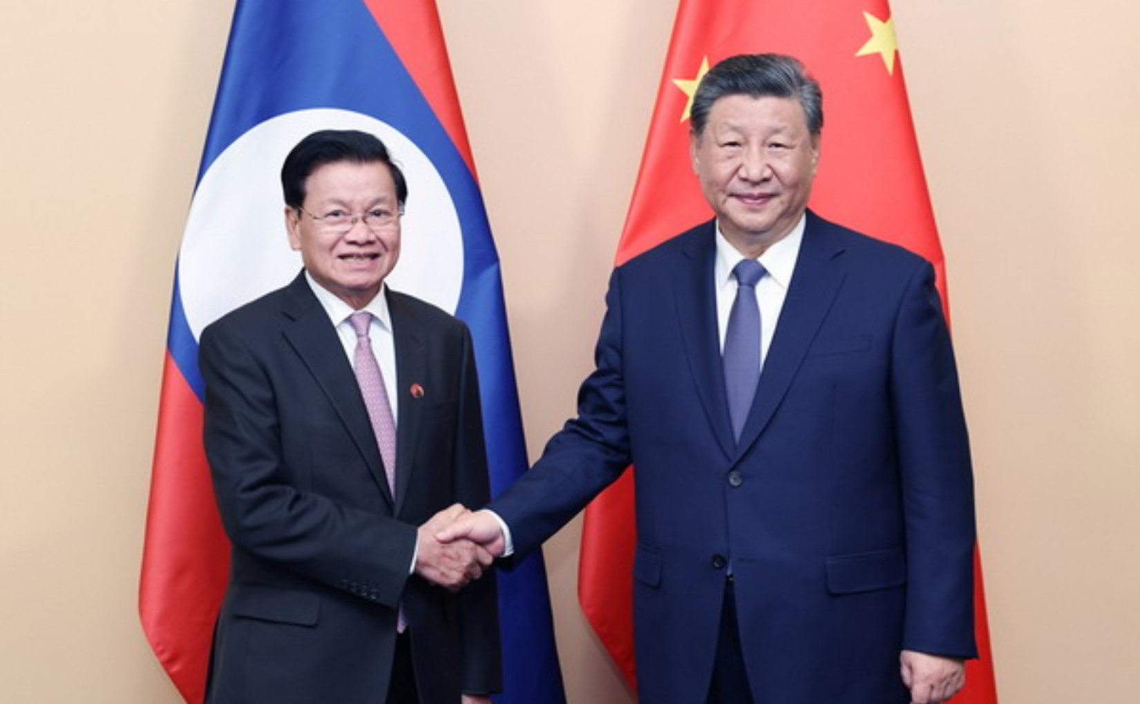 Xi Jinping greets Lao President on re-election